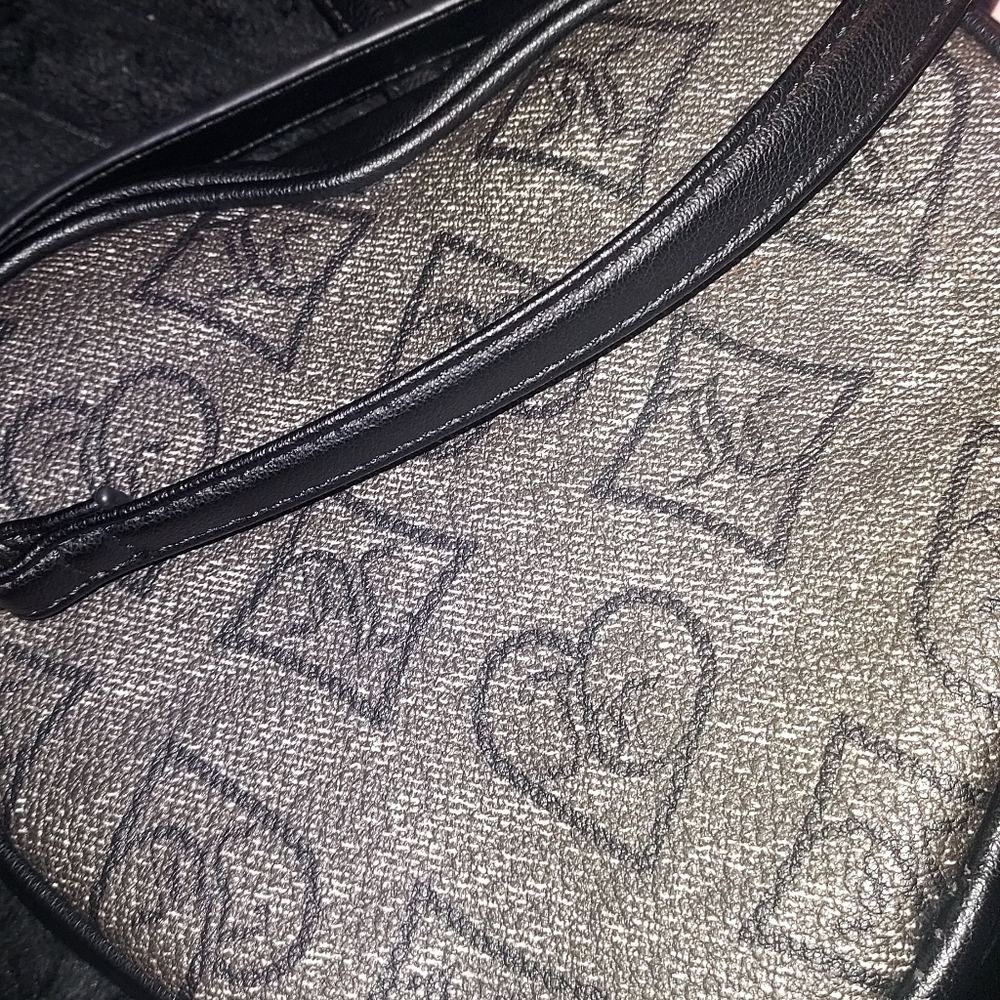 Juicy Couture Black and Gold Heart-Shaped Bag - Picture 4 of 5